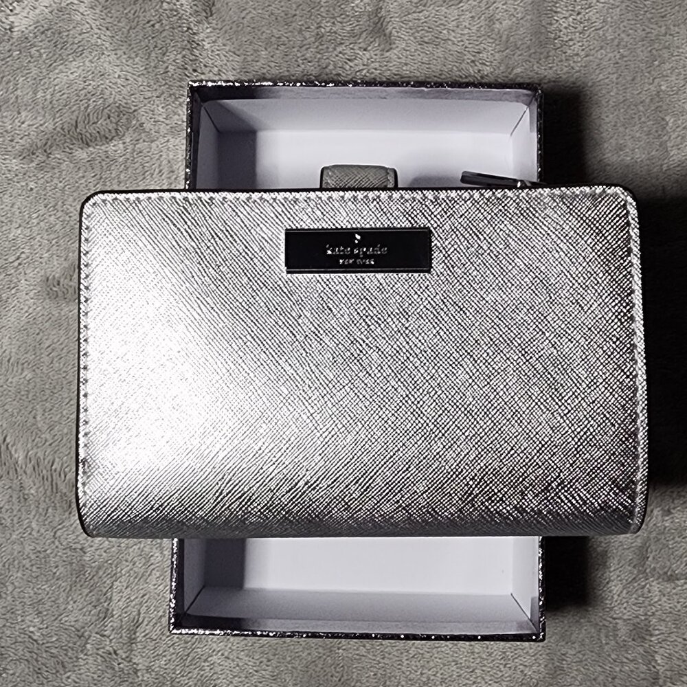 *NWT* Kate Spade Bifold Wallet Silver Metallic Saffiano Kensie